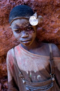 Exploração. No Congo, minas controladas por milícias armadas empregam mão de obra infantil. FOTO: DIVULGAÇÃO