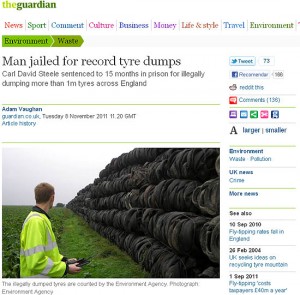 Homem observa fila formada por pneus jogados ilegalmente em quatro regiões remotas do Reino Unido