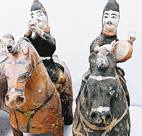 Artefatos encontrados na tumba - Tumba poderia pertencer a alguma importante personalidade da época dos Dezesseis Reinos, que regeram o norte da China durante um período em que o império oriental esteve dividido