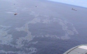 Imagem aérea mostra a mancha de petróleo no mar, na bacia de Campos