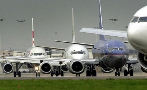 Sistema de comércio de emissões para linhas aéreas deve entrar em vigor no dia 1º de janeiro de 2012 para voos que aterrissarem ou decolarem de aeroportos da União Europeia, mas companhias de outros países afirmam que vão recorrer 