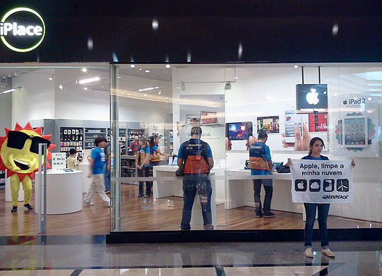 Ação do Greenpeace no Shopping Eldorado em frente à loja da Apple 