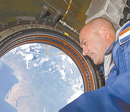 O astronauta andré Kuipers, que participou, no espaço, da apresentação do relatório 