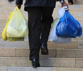 Proibidas em algumas cidades brasileiras, as sacolinhas plásticas ameaçam voltar e até virar obrigatórias. E o meio ambiente?  