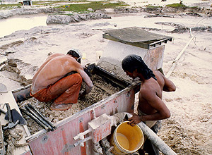 Legenda: Homens trabalham em garimpo no rio Madeira Crédito: Antonio Gaudério - 26.abr.1991/Folhapress 