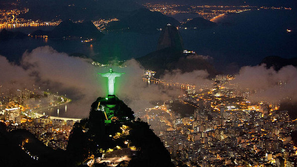 Cristo Redentor é iluminado de verde durante Rio+20 (Reuters)  