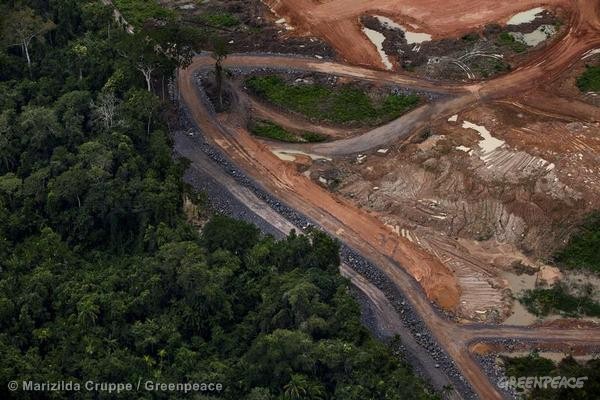 Parte da obra da hidrelétrica de Belo Monte, um dos controversos projetos do governo que burlam os direitos indígenas na Amazônia. (© Marizilda Cruppe / Greenpeace) 