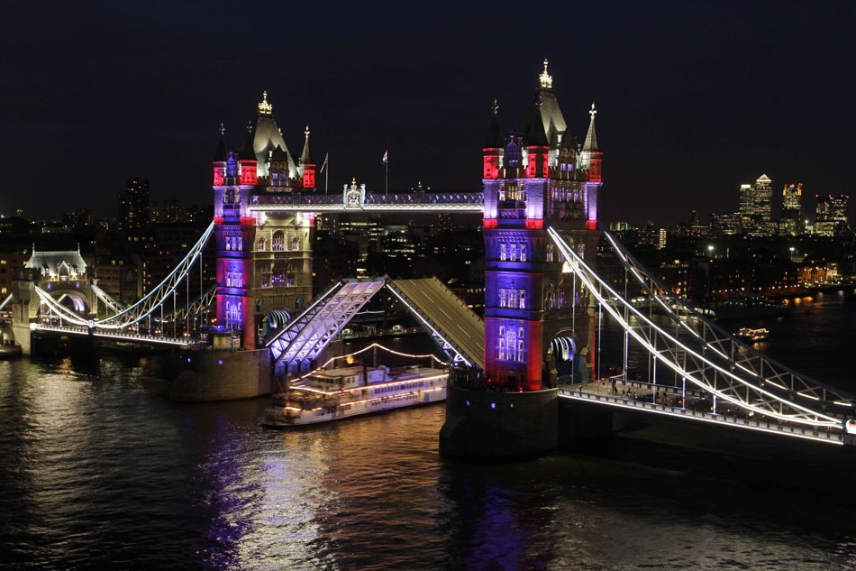 Tower Bridge, cartão postal de Londres, na Inglaterra. Metrópole reduziu emissões de CO2 em 3,6% em 2010, na comparação com 2008. (Foto: Sang Tan) 