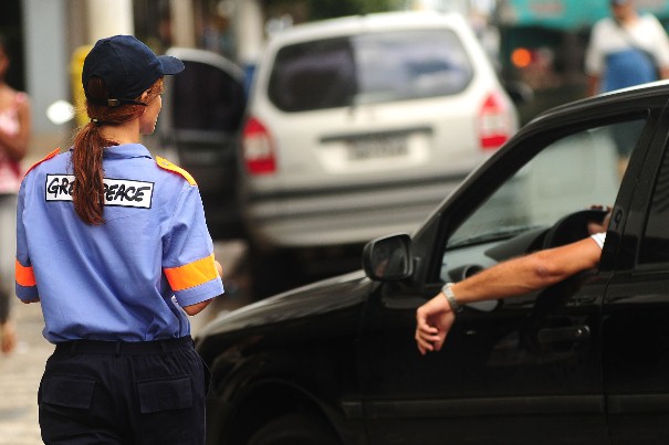 Voluntária 'multa' motorista por andar de carro sem carona, durante evento do Dia Mundial sem Carro em Salvador (BA), em 2009 (©Greenpeace/Lunaé Parracho) 