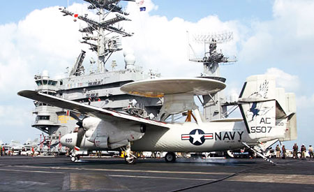O USS Nimitiz se desloca pelo Oceano Pacífico até agosto movido a algas e diesel comum. Já os helicópteros, jatos e naves de apoio adotam o bioquerosene, com óleo de cozinha usado. Foto: Divulgação  