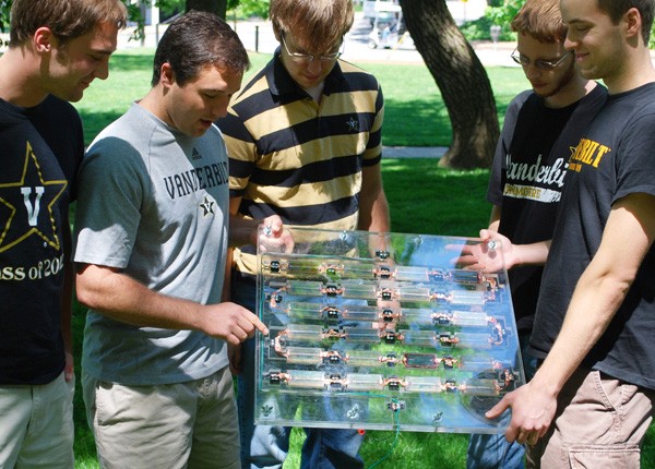 Estudantes mostram protótipo de painel de energia solar com célula de espinafre e silício (Foto: Universidade Vanderbilt/Divulgação) 