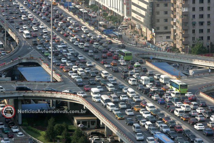 Cingapura, Londres, Estocolmo e Milão cobram tarifa de motoristas que trafegam pelas áreas centrais. Em São Paulo, a Comissão de Constituição e Justiça da Câmara já deu parecer favorável à implantação do mesmo esquema. Será que é o melhor caminho para a mobilidade urbana? 