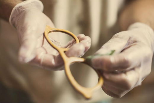 Cariocas produzem óculos de luxo com madeira que vem do lixo