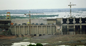 Usina Hidrelétrica de Balbina em construção. Crédito: International Rivers