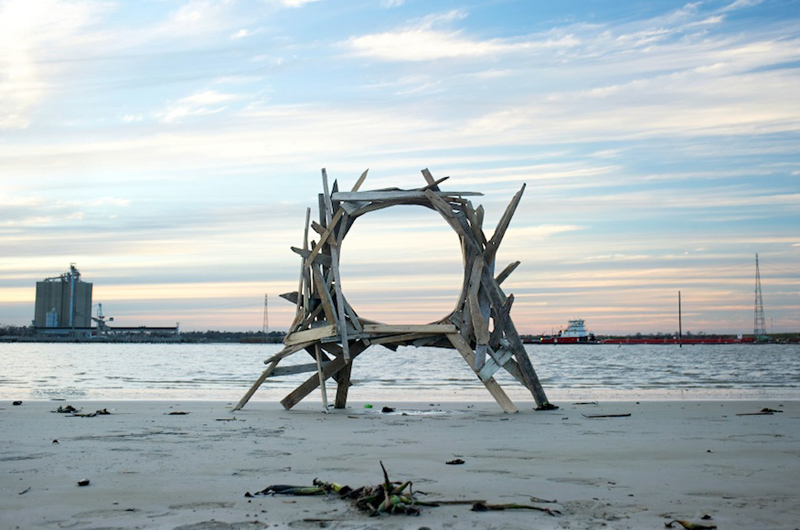 Artista usa lixo encontrado nas praias para fazer esculturas