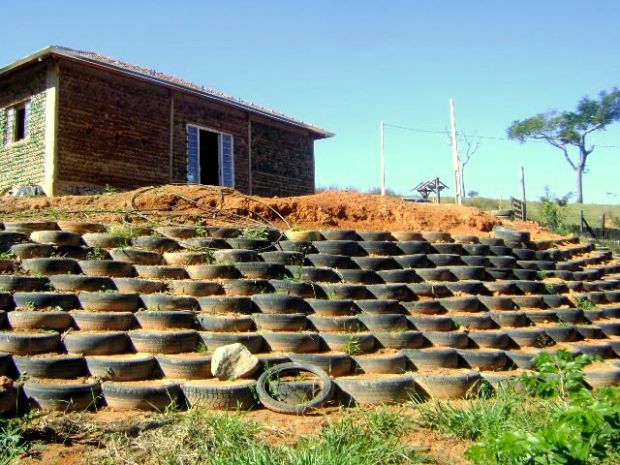 Pedreiro usa 11 mil garrafas PET para construir sua própria casa em MG