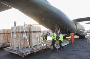 Um avião alemão chega a Gana para entregar suprimentos da ONU como parte da resposta de emergência para a crise do ebola. Foto: UNMEER/ONU  