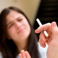Não é novidade que os fumantes passivos (pessoa que não fuma, mas está próxima de alguém que têm o hábito) também sofrem com o cigarro. Porém, um estudo recente aponta […]