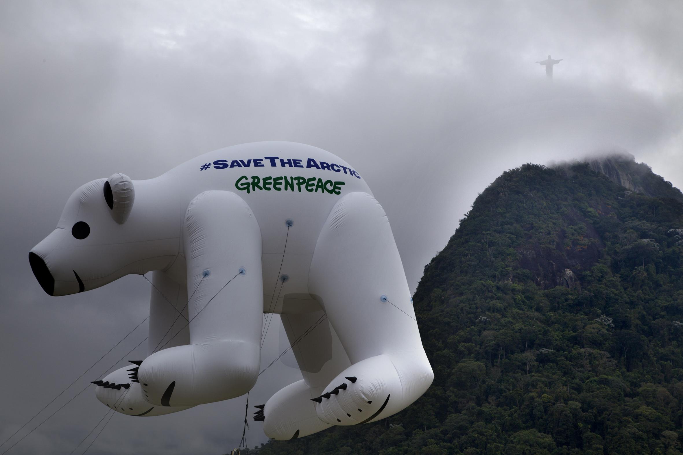 Diante do Corcovado, no Rio de Janeiro, balão em forma de urso polar lembra a urgência de salvar o Ártico. Campanha ganhou apoio de personalidades de todo o mundo (©Marizilda Cruppe/Greenpeace)