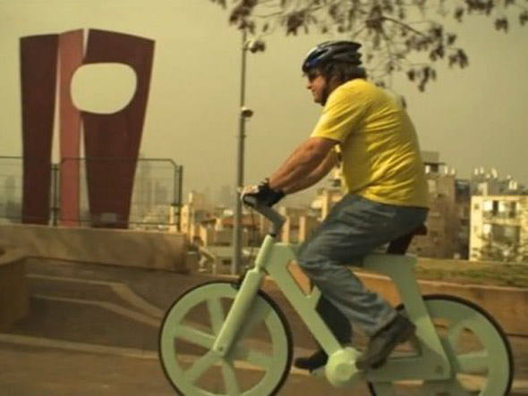 Israelense cria bicicleta de papelão com apenas 9 dólares