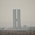 Brasilia – Na capital federal, há uma massa de ar quente que cobre a cidade e os registros do aumento da nebulosidade causam temperaturas elevadas e uma constante névoa