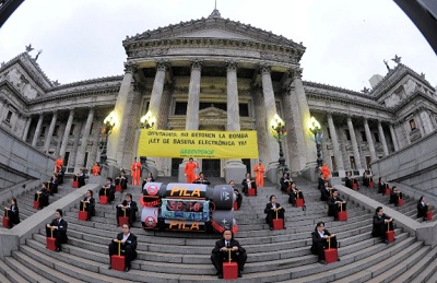 Ativistas do Greenpeace ocupam a escada do Congresso Nacional para pedir que deputados votem a lei dos Resíduos Eletrônicos. Foto: Greenpeace