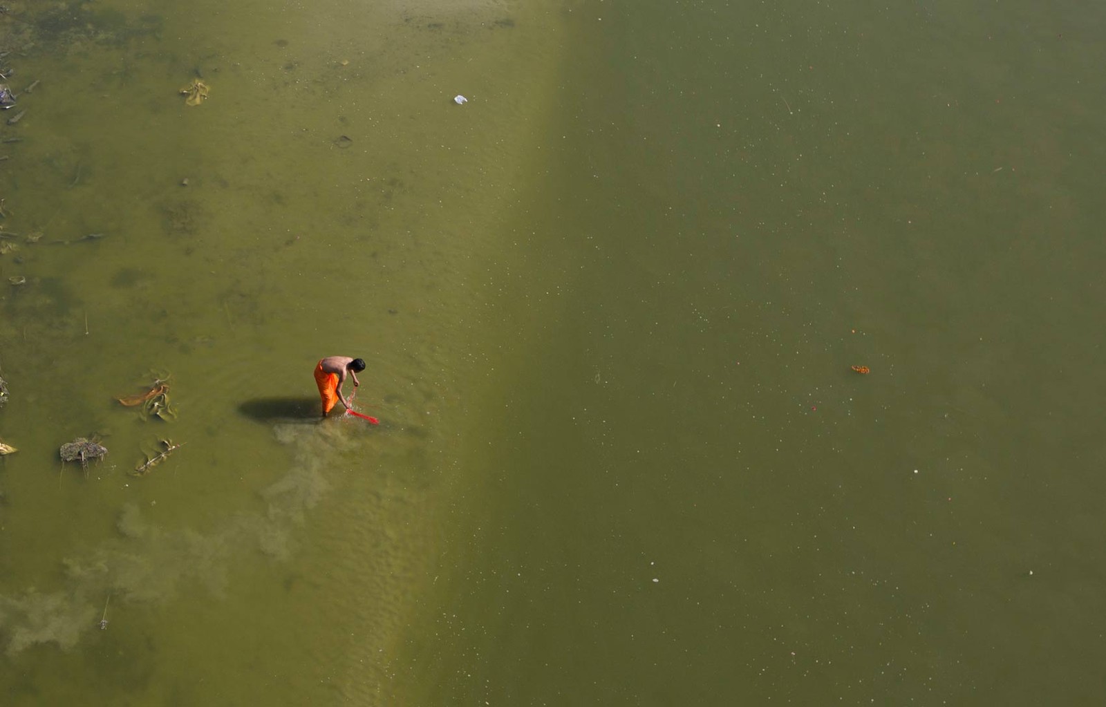 Poluição está matando o sagrado rio Ganges e intoxica os devotos hindus