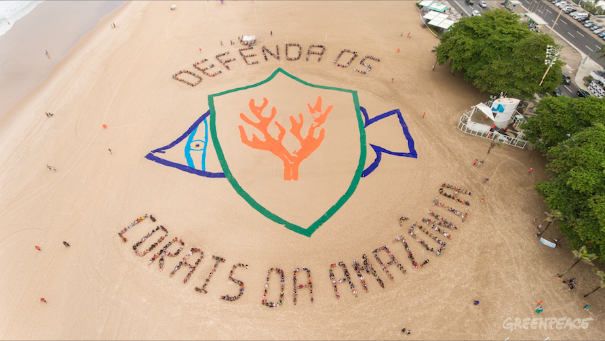 Centenas de pessoas formam desenho enorme pela defesa dos Corais da Amazônia