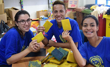 Esponjas de cozinha são recicladas e convertidas em doação para escolas