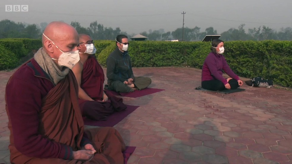 Poluição ameaça local de nascimento de Buda e obriga monges a meditar de máscara
