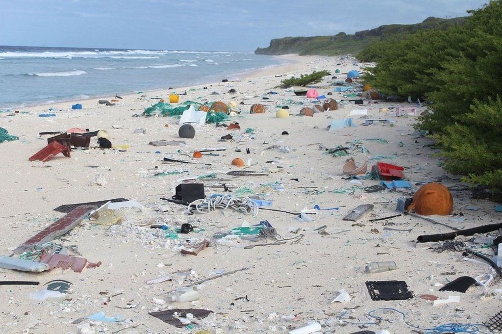 Remota e desabitada, ilha no Pacífico tem a maior concentração de lixo plástico do mundo