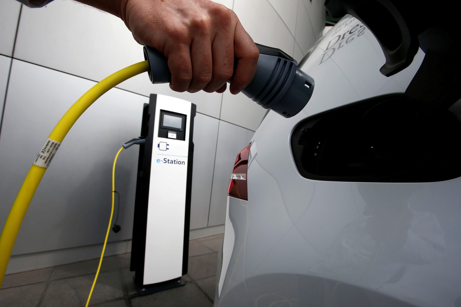Incentivos a carros elétricos são uma forma cara de reduzir poluição, diz estudo