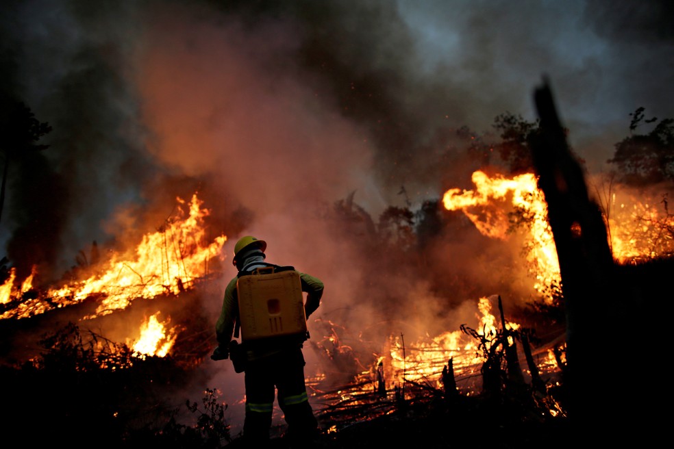 Na foto, membro da brigada de incêndio do Ibama tenta controlar as chamas em um ponto de queimada em Apuí, no Amazonas, no dia 11 de agosto. — Foto: Ueslei Marcelino/Reuters