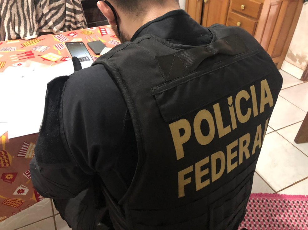 Agente cumpre mandado de busca contra grupo que extrai diamantes em RO — Foto: PF/Divulgação