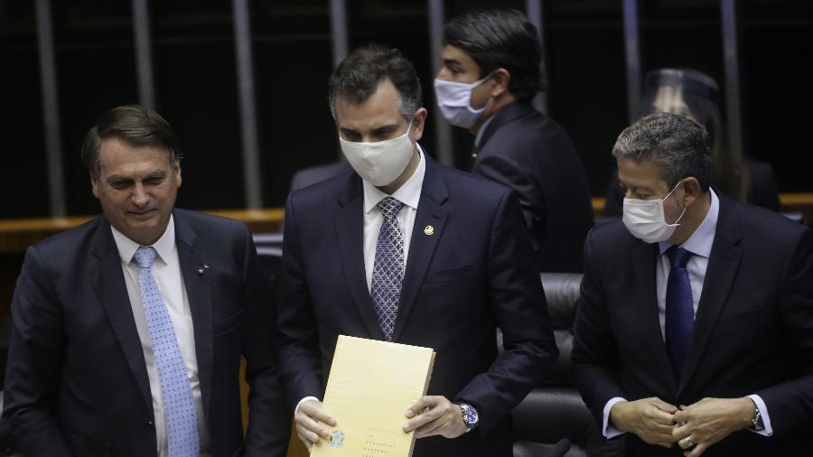 Lei para furar fila da vacina sugere acordo sujo de Bolsonaro com Congresso