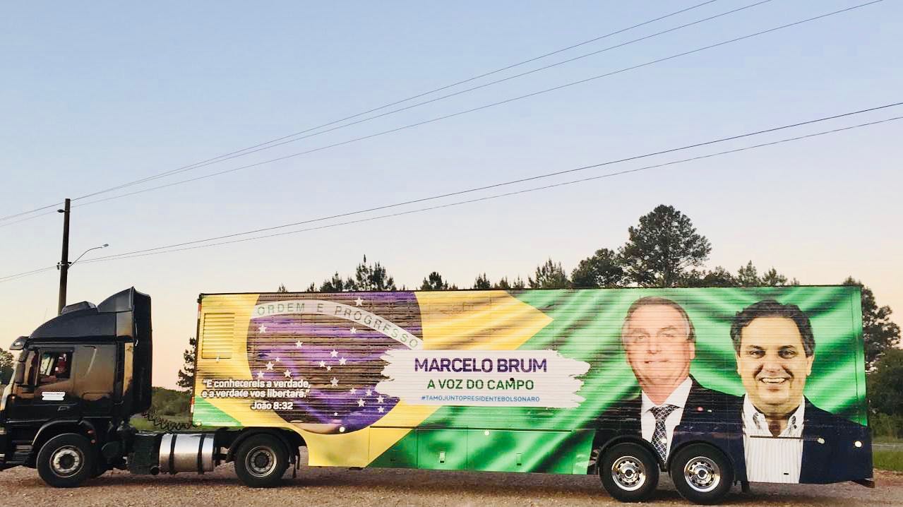 Autor de PL que ameaça Código Florestal roda país em “carreta do agro” por Bolsonaro