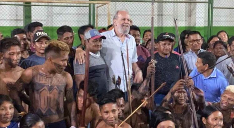 José Altino entre indígenas Munduruku que apoiam o garimpo; sem papas na língua, ele faz críticas desde à atuação da Vale no território Yanomami até intervenções do governo que interferiram no garimpo (Foto: Acervo pessoal)