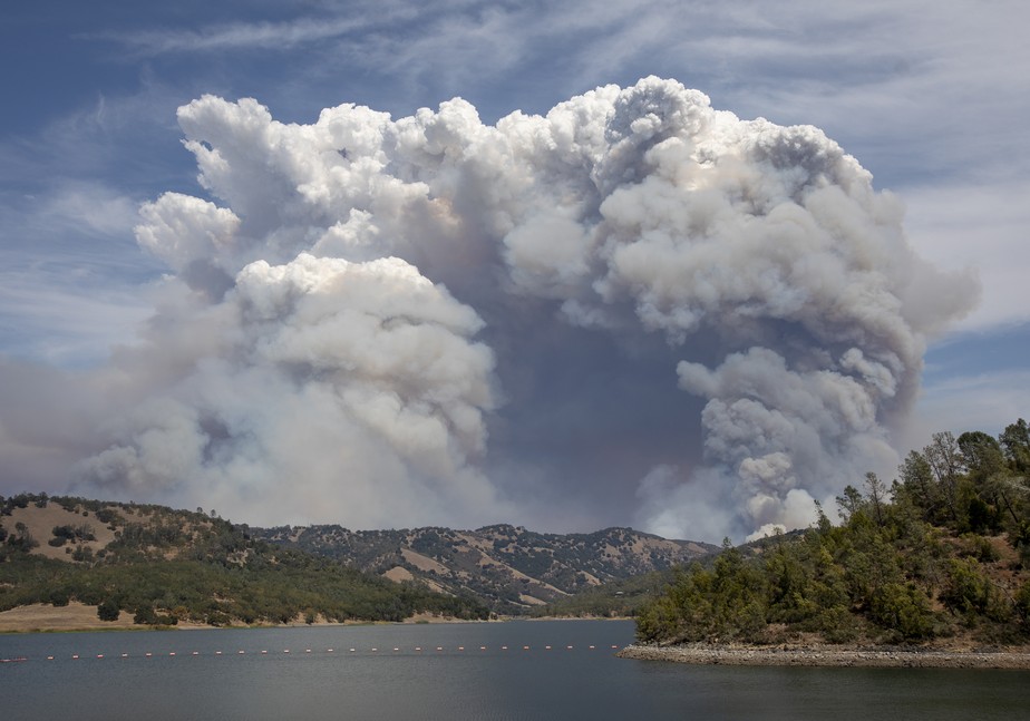 Maior incêndio florestal dos EUA gera “nuvens de fogo”, fumaça e cinzas; veja momento