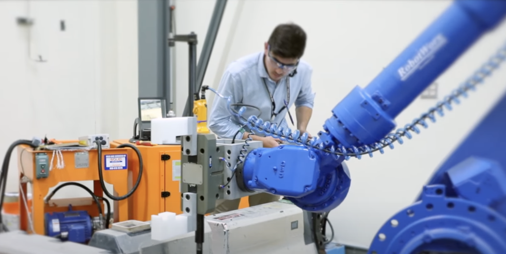 Robôs ajudam a acelerar o processo de reciclagem de baterias de carros elétricos