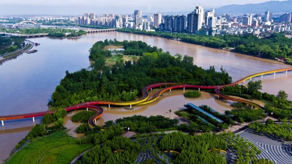 Mudança climática: urbanista cria ‘cidades-esponja’ para combater enchentes