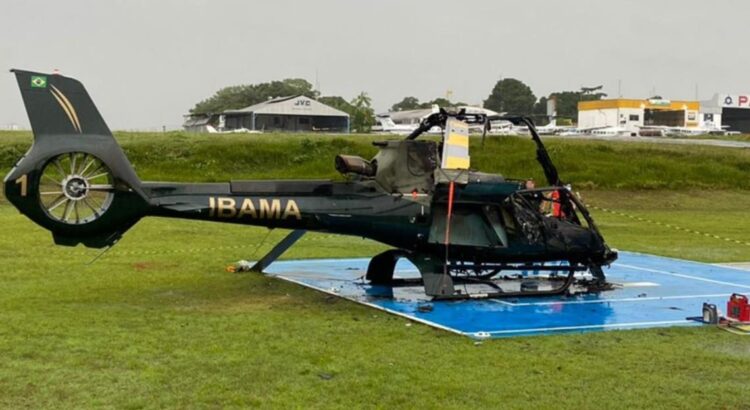 Imagem: Helicóptero do Ibama é incendiado durante ataque em Manaus. — Foto: Ayrton Senna Gazel/g1 AM