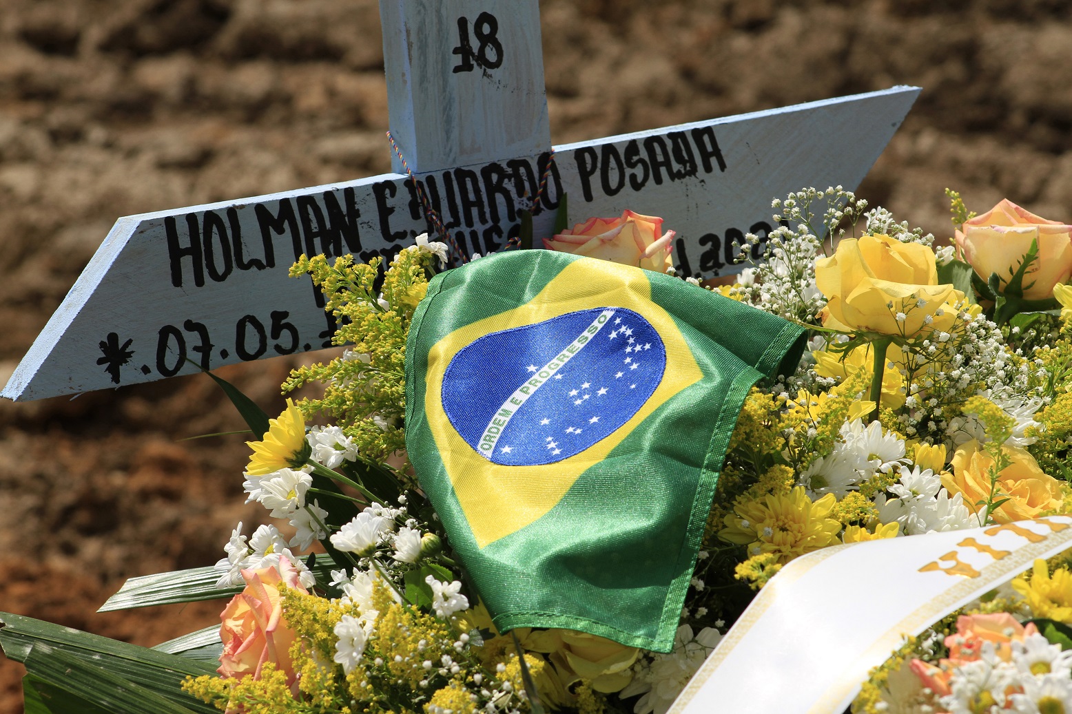 Imagem principal: Bandeira do Brasil sobre um túmulo no cemitério Nossa Senhora Aparecida, em Manaus, no Amazonas. Foto Marcio James/AFP. Janeiro/2021